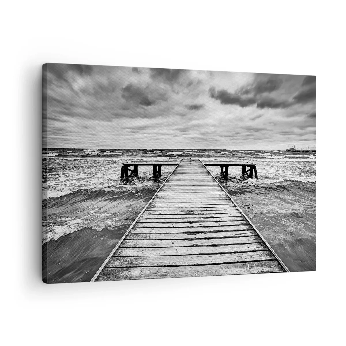 Obraz na plátne - Čiernobiely pohľad na drevené mólo nad rozbúreným morom. - 70x50cm - Čakám na vietor, čo rozfúka… - Moderná nástenná dekorácia do obývacej izby a spálne ARTTOR