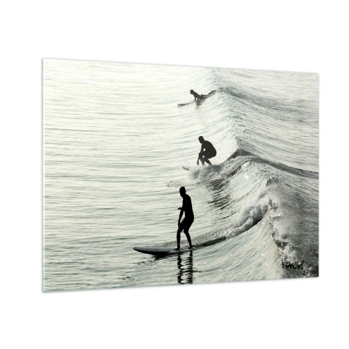 Obraz na skle - Traja surferi jazdiaci na vlnách ráno - 70x50cm - Vlne v ústrety - Moderná nástenná dekorácia do obývacej izby a spálne ARTTOR