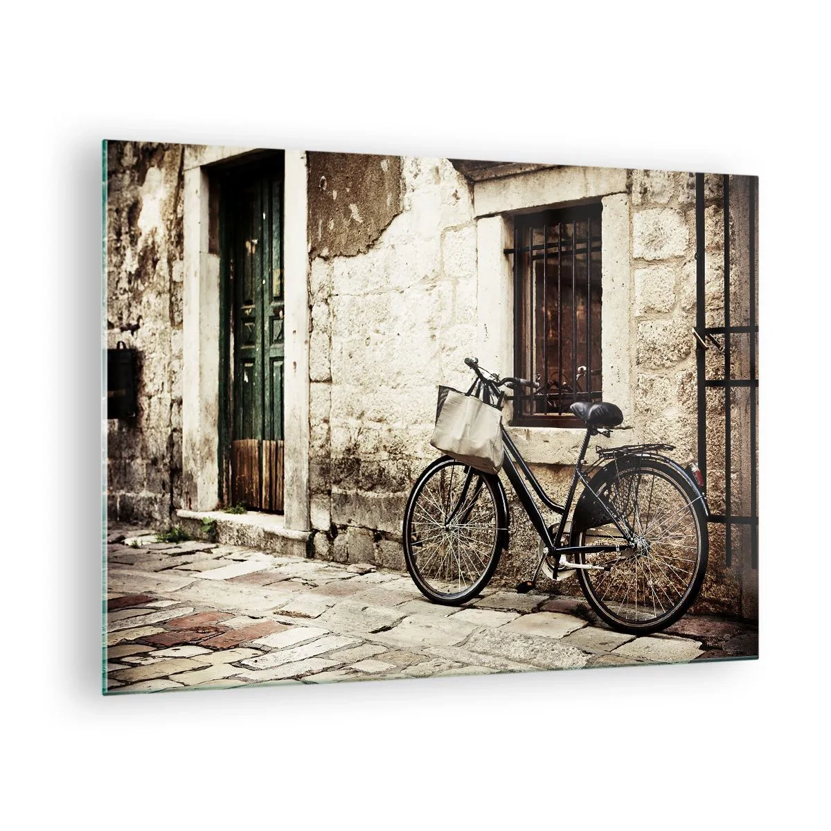 Obraz na skle - Čiernobiely bicykel opretý o starý činžiakový dom - 70x50cm - Návrat do minulosti - Moderná nástenná dekorácia do obývacej izby a spálne ARTTOR