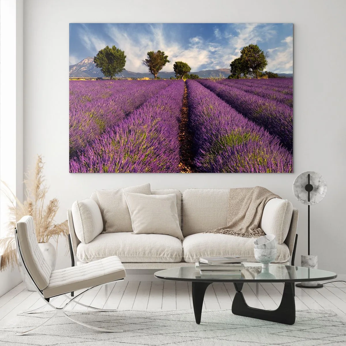 Obraz na skle - Levanduľové pole so stromami a horským pozadím - 70x50cm - Levanduľové polia - Moderná nástenná dekorácia do obývacej izby a spálne ARTTOR