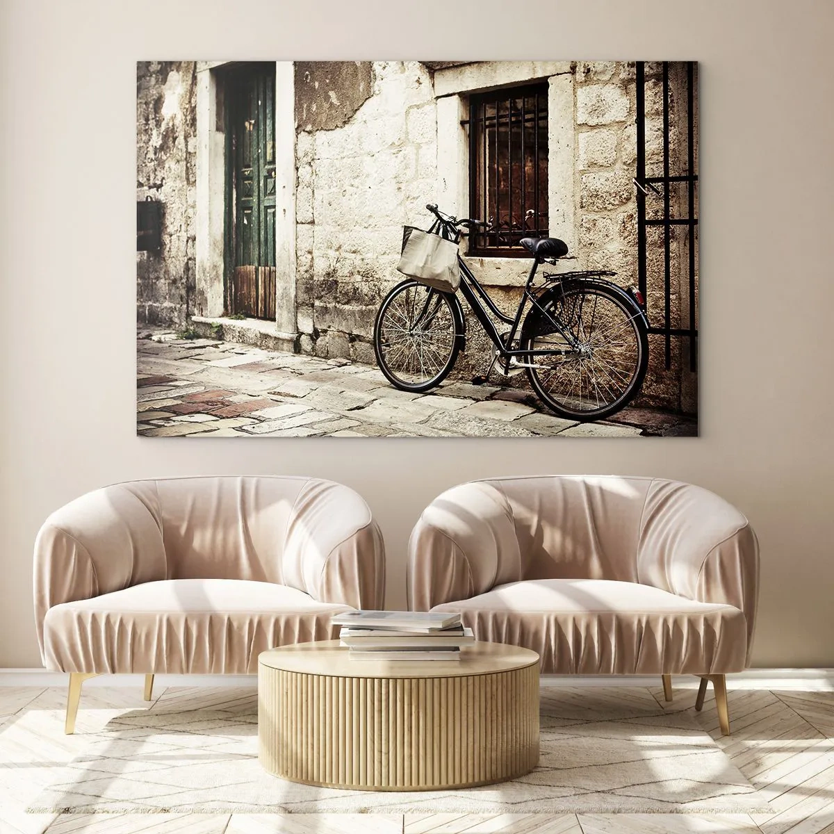 Obraz na skle - Čiernobiely bicykel opretý o starý činžiakový dom - 70x50cm - Návrat do minulosti - Moderná nástenná dekorácia do obývacej izby a spálne ARTTOR