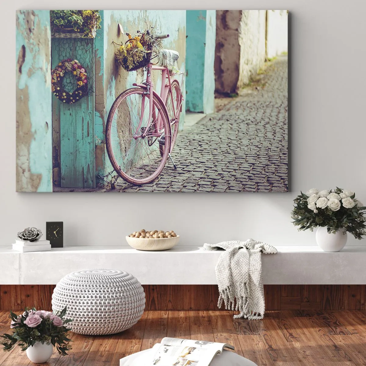 Obraz na plátne - Ružový bicykel pri tyrkysových dverách - 70x50cm - Hneď sa vrátim - Moderná nástenná dekorácia do obývacej izby a spálne ARTTOR