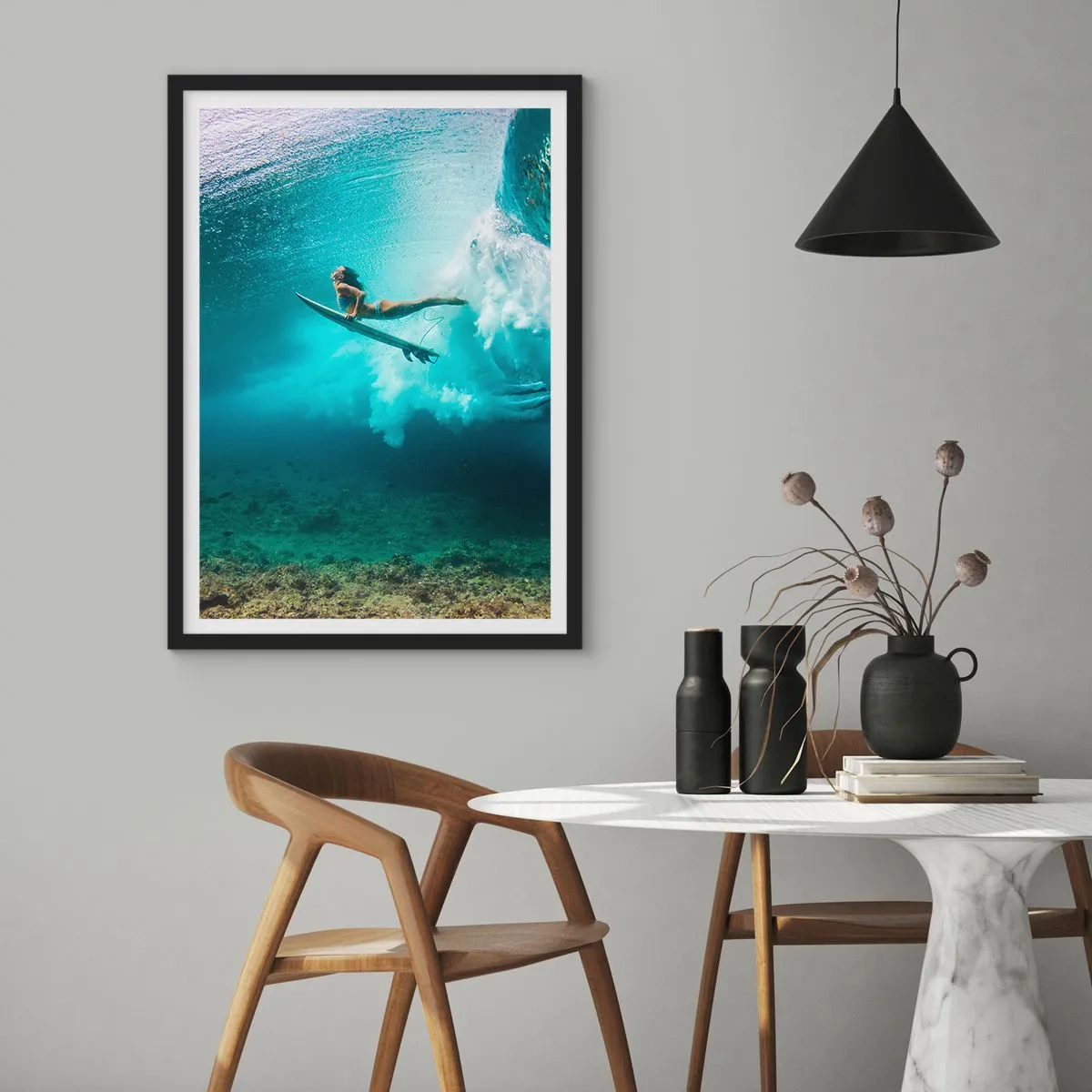 Plagát v čiernom ráme - Surfer pod vodou v dynamickej scéne s tyrkysovými vlnami. - 50x70cm - Podmorský svet - Moderná nástenná dekorácia do obývacej izby a spálne ARTTOR