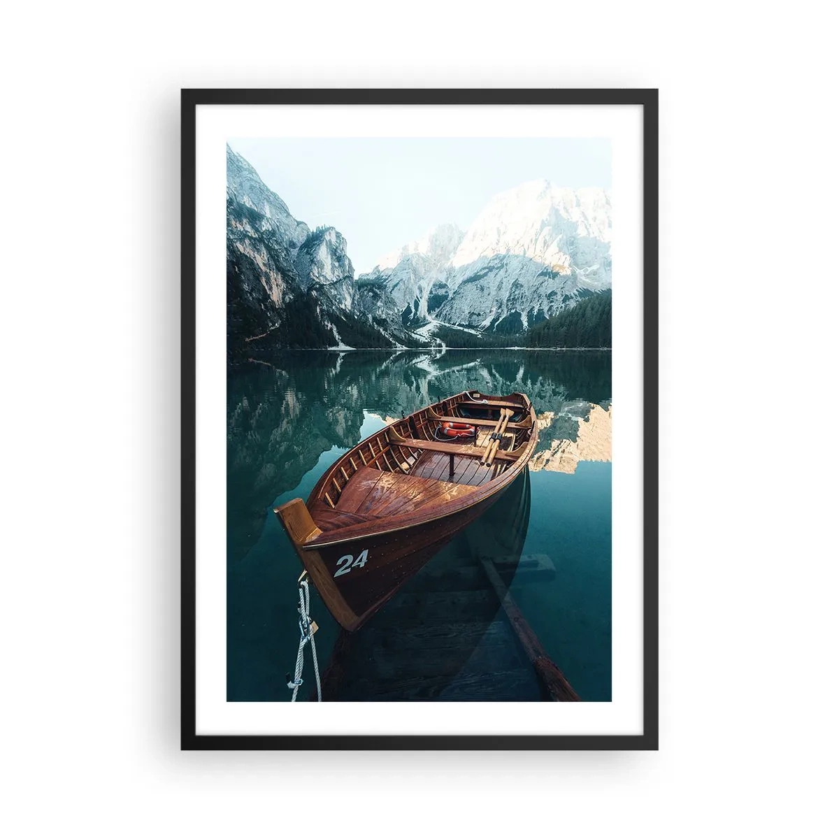 Plagát v čiernom ráme - Drevená loď na pokojnom jazere obklopenom horami - 50x70cm - Ako namaľované na skle - Moderná nástenná dekorácia do obývacej izby a spálne ARTTOR