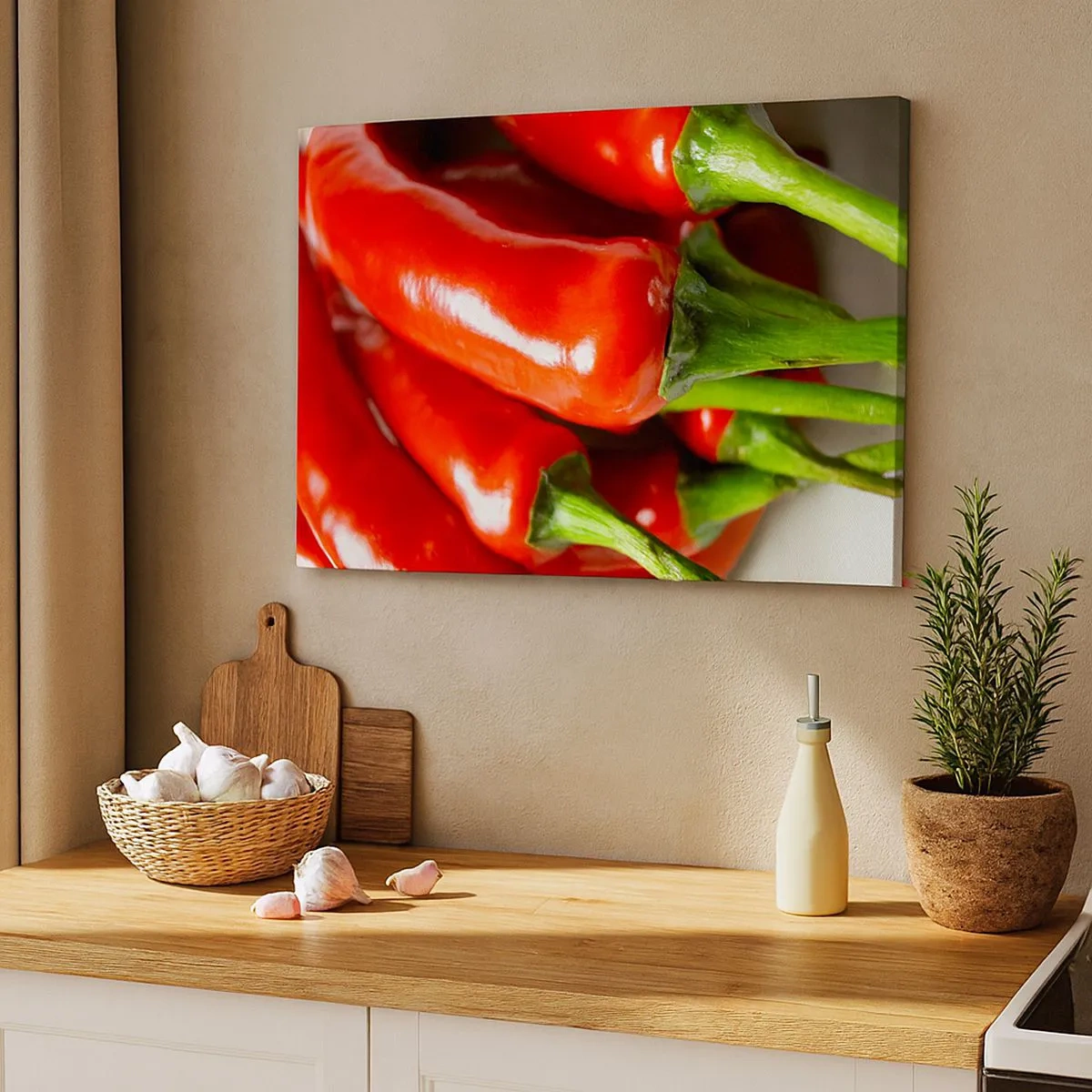 Obraz na plátne - Detailný záber červených chilli papričiek so zelenými stonkami - 70x50cm - Šťavnaté, lesklé, hladké - Moderná nástenná dekorácia do obývacej izby a spálne ARTTOR
