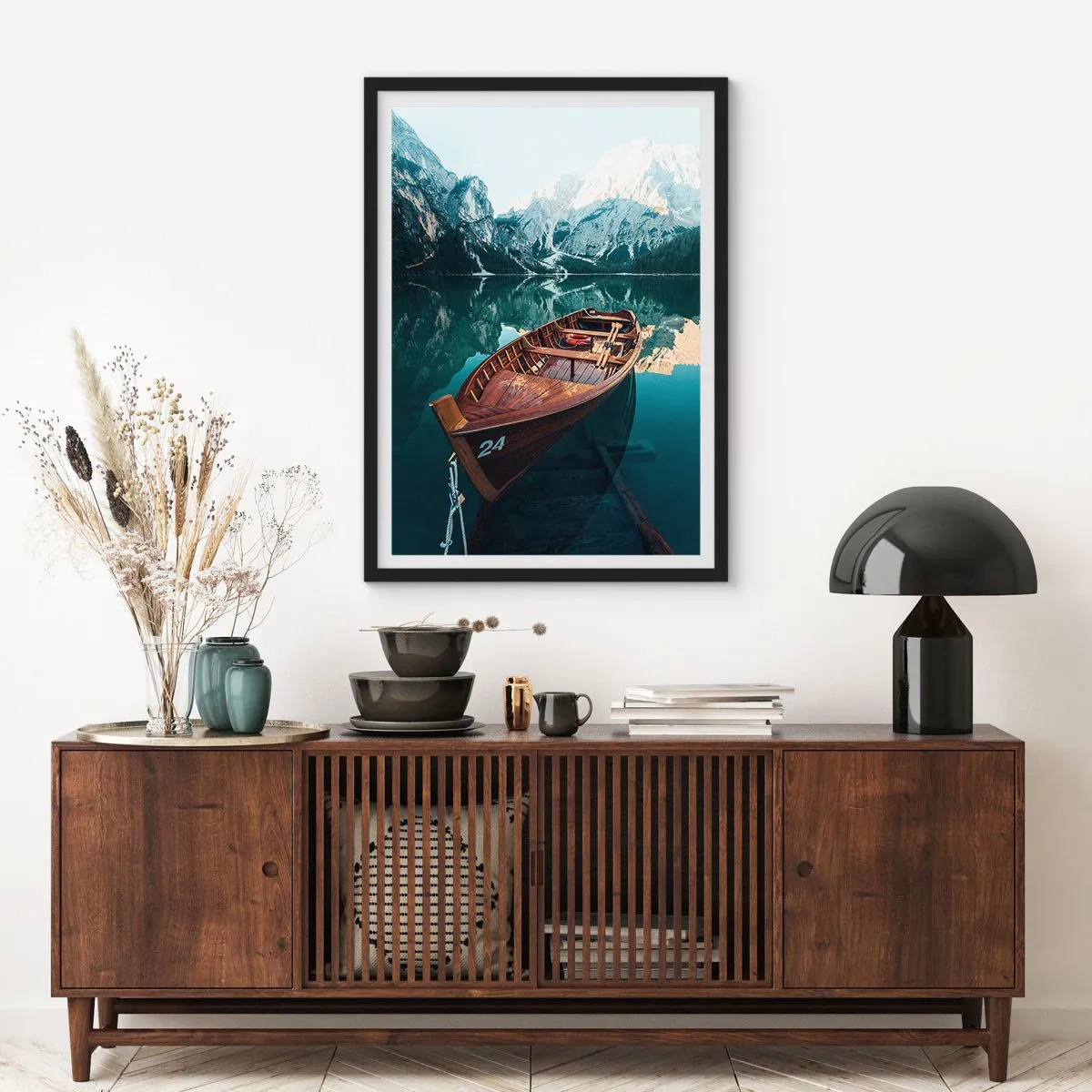 Plagát v čiernom ráme - Drevená loď na pokojnom jazere obklopenom horami - 50x70cm - Ako namaľované na skle - Moderná nástenná dekorácia do obývacej izby a spálne ARTTOR