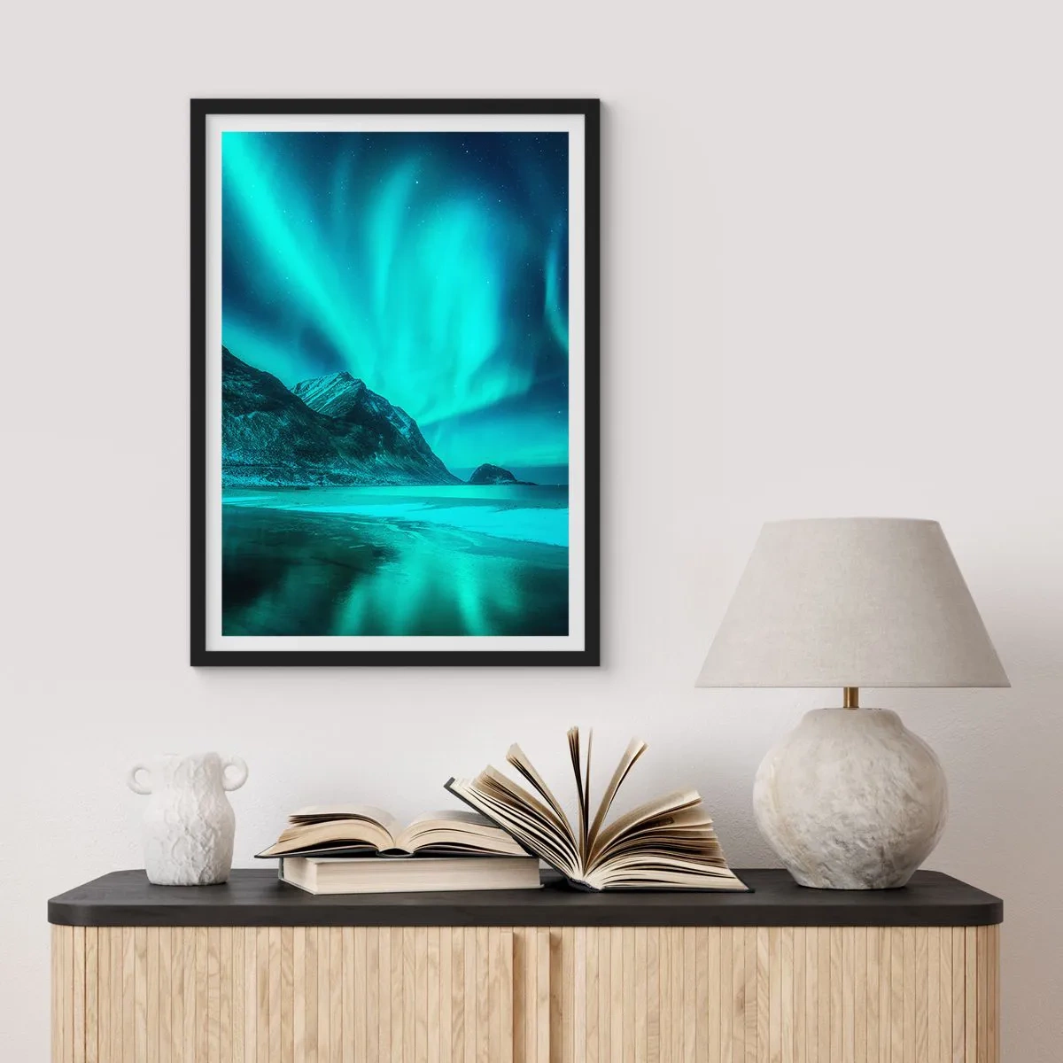 Plagát v čiernom ráme - Fotografický záber polárnej žiary nad hornatou krajinou - 50x70cm - Divy severu - Moderná nástenná dekorácia do obývacej izby a spálne ARTTOR