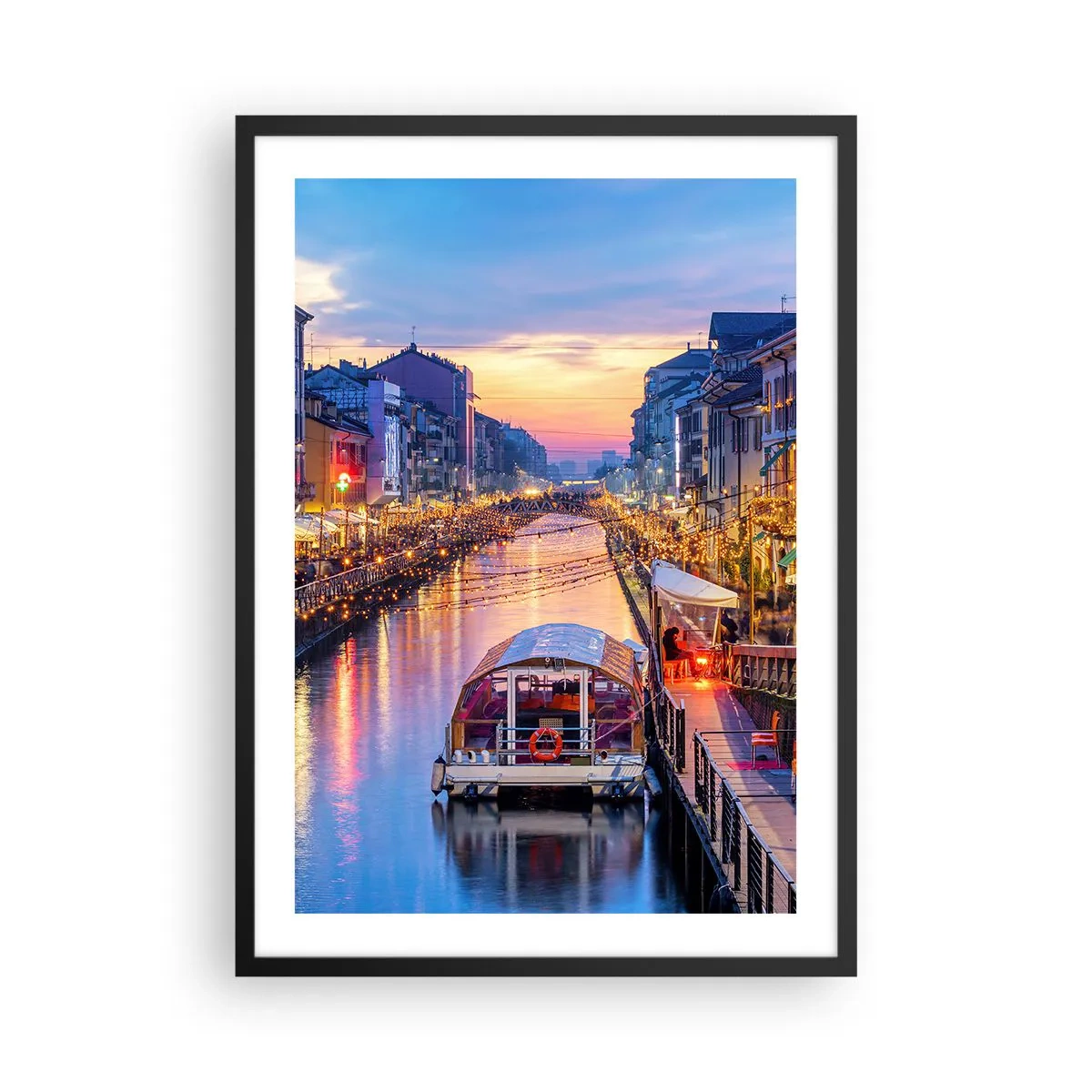 Plagát v čiernom ráme - Kanál s loďou a večerným osvetlením v pastelovom západe slnka - 50x70cm - Večer plný svetla a zábavy - Moderná nástenná dekorácia do obývacej izby a spálne ARTTOR
