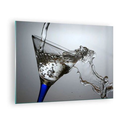 Obraz na skle - Voda striekajúca do pohára na martini - 70x50cm - Krištáľová voda v krištáľovom skle - Moderná nástenná dekorácia do obývacej izby a spálne ARTTOR
