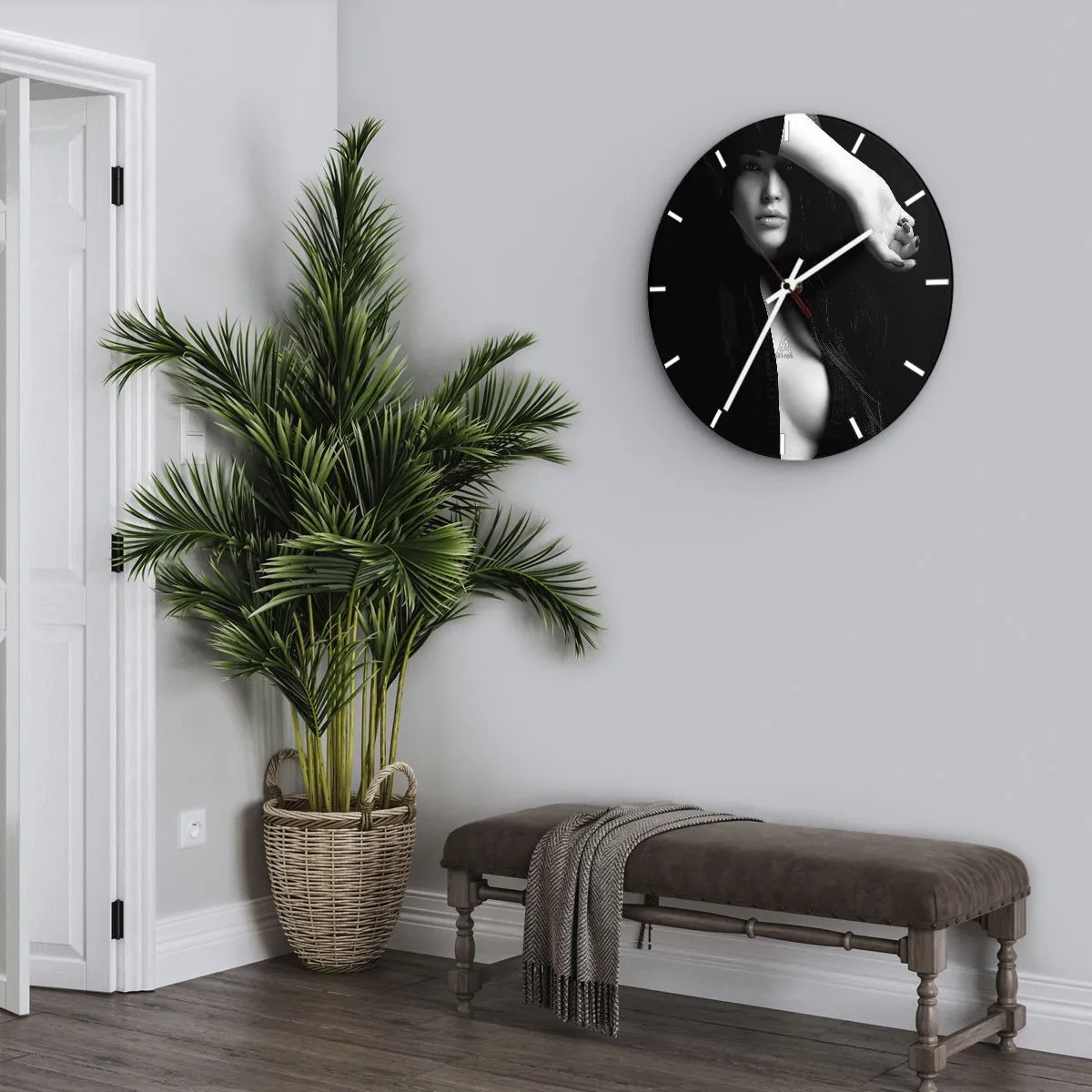 Nástenné hodiny - Čiernobiely portrét ženy so zakrytou tvárou a jedným holým ramenom - 30x30cm - Škola zvádzania - Moderná nástenná dekorácia do obývacej izby, kuchyne a spálne ARTTOR