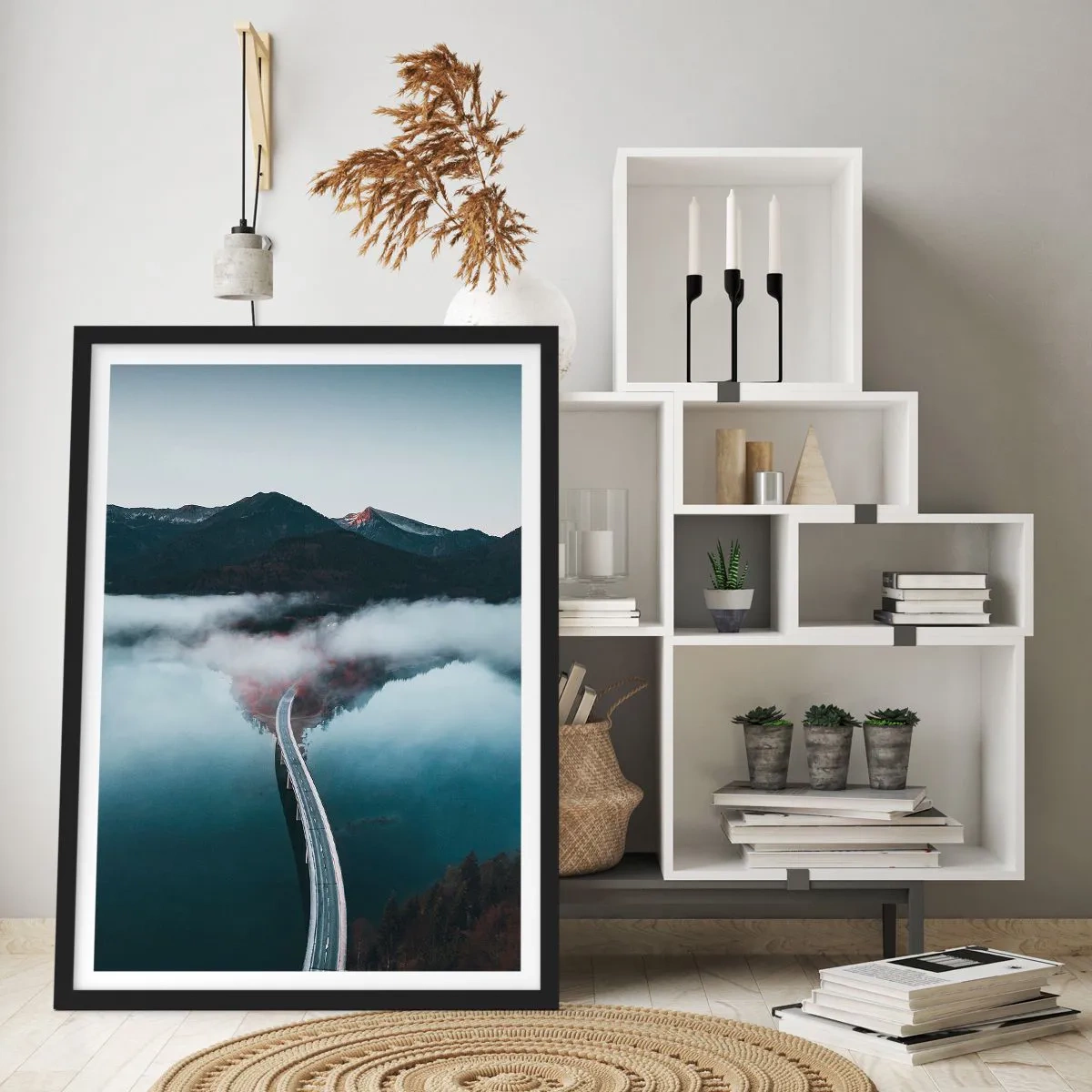 Plagát v čiernom ráme - Most cez pokojné jazero, odrážajúci hory v pozadí. - 50x70cm - Pri vode hladkej ako zrkadlo - Moderná nástenná dekorácia do obývacej izby a spálne ARTTOR