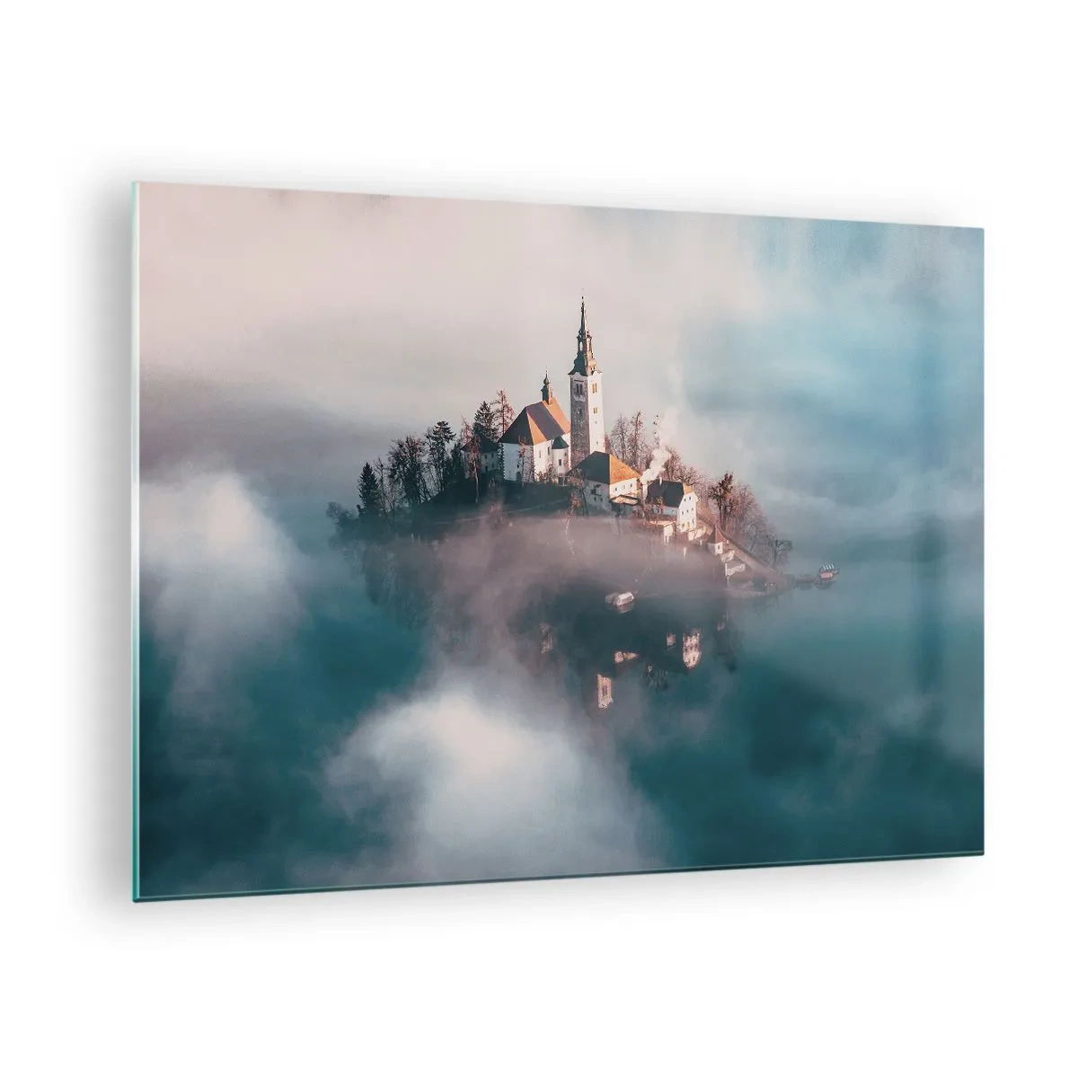 Obraz na skle - Ostrov s kostolom obklopený hmlou na pokojnom jazere - 70x50cm - Ostrov snov - Moderná nástenná dekorácia do obývacej izby a spálne ARTTOR