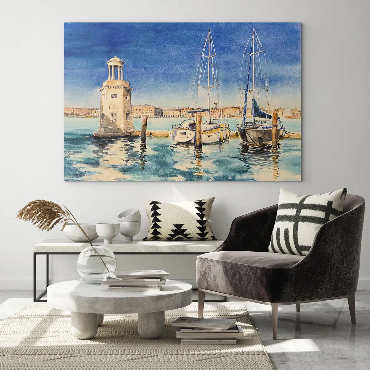 Obraz na skle - Akvarelová prístavná štvrť s majákom a zakotvenými jachtami - 70x50cm - Slnečná lagúna - Moderná nástenná dekorácia do obývacej izby a spálne ARTTOR