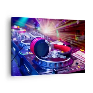 Obraz na plátne - DJ slúchadlá na konzole osvetlenej reflektormi na párty - 70x50cm - Bude, bude sa diať - Moderná nástenná dekorácia do obývacej izby a spálne ARTTOR