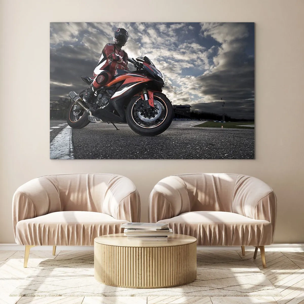 Obraz na skle - Motocyklista na pretekárskej dráhe pod búrlivou oblohou - 70x50cm - Temný jazdec - Moderná nástenná dekorácia do obývacej izby a spálne ARTTOR