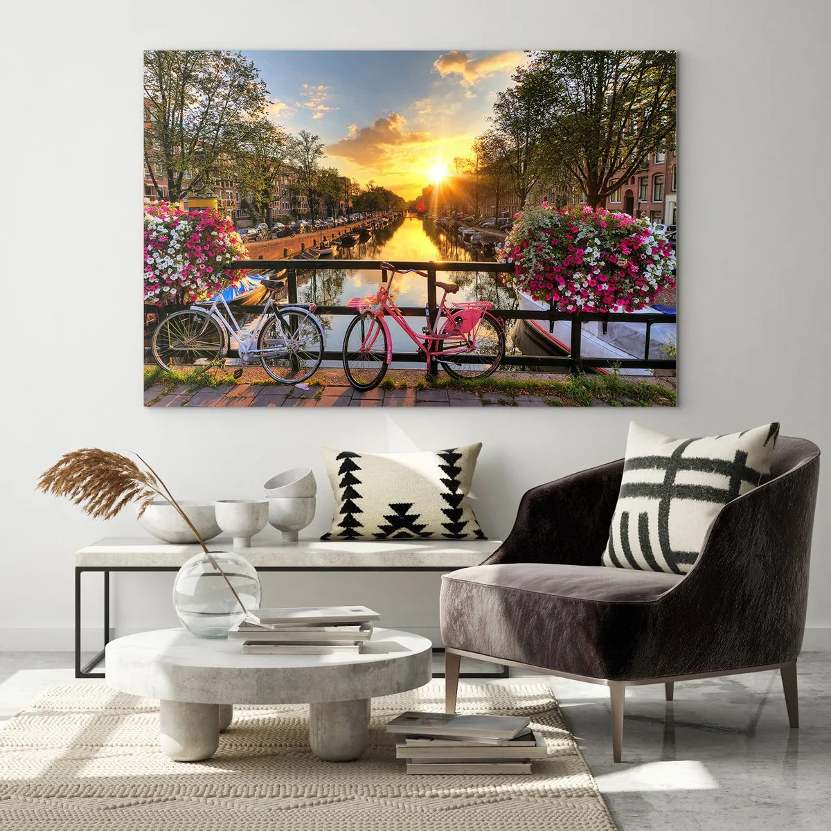 Obraz na skle - Západ slnka nad kanálom s bicyklami v pozadí - 70x50cm - Jarné ráno v Amsterdame - Moderná nástenná dekorácia do obývacej izby a spálne ARTTOR