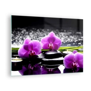 Obraz na skle - Fialové orchidey s kameňmi a sviečkami na vodnom pozadí - 70x50cm - Utopiť v tichu a pokoji - Moderná nástenná dekorácia do obývacej izby a spálne ARTTOR