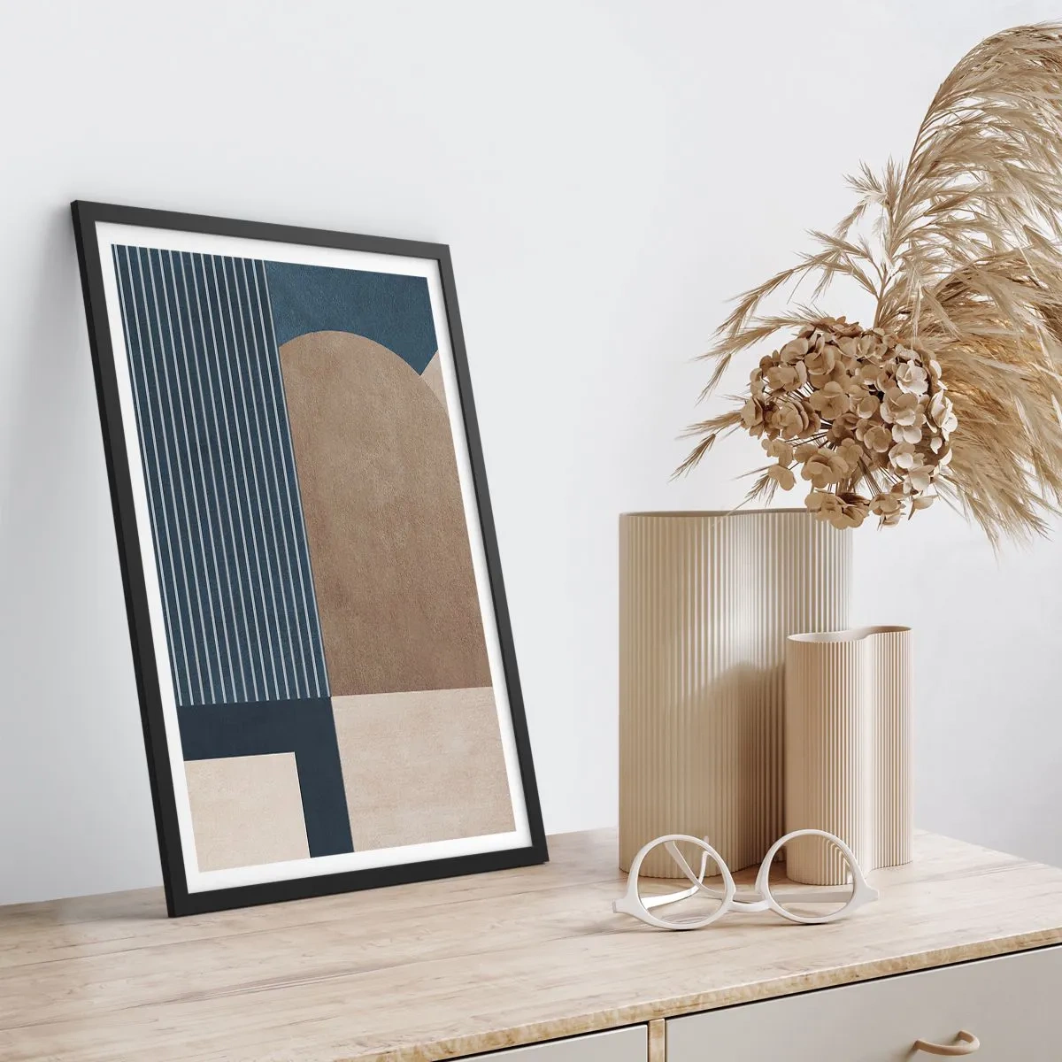 Plagát v čiernom ráme - Abstraktná geometrická kompozícia v odtieňoch námorníckej modrej a béžovej - 50x70cm - Kompozícia jednoduchosti a guľatosti - Moderná nástenná dekorácia do obývacej izby a spálne ARTTOR
