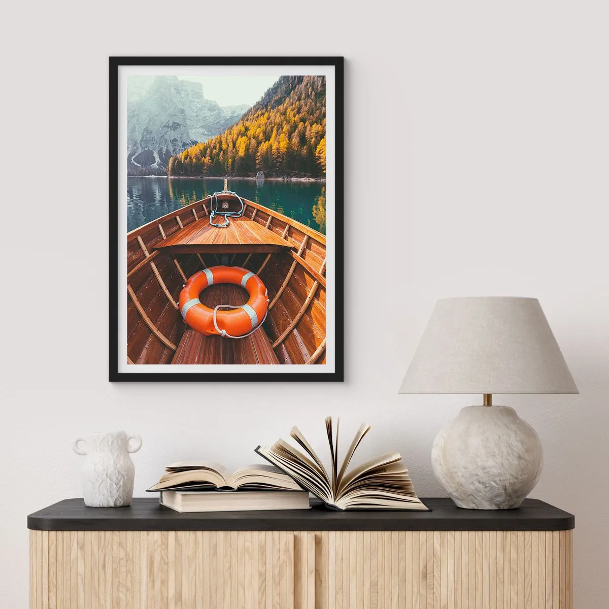 Plagát v čiernom ráme - Drevená loď na jazere obklopenom horami - 50x70cm - Horská túra - Moderná nástenná dekorácia do obývacej izby a spálne ARTTOR