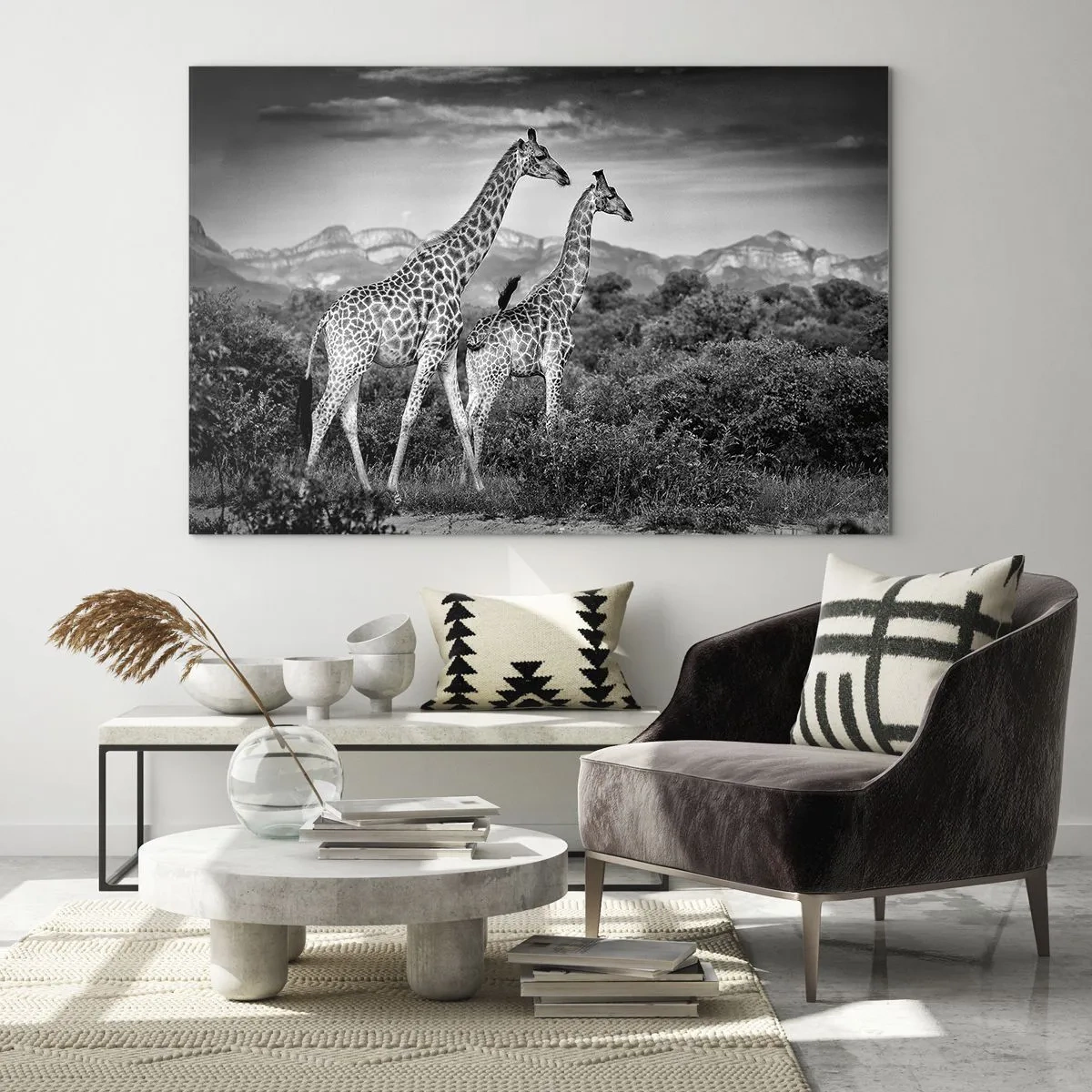 Obraz na skle - Čiernobiela fotografia dvoch žiráf v savane. - 70x50cm - Vyššie kruhy v Afrike - Moderná nástenná dekorácia do obývacej izby a spálne ARTTOR
