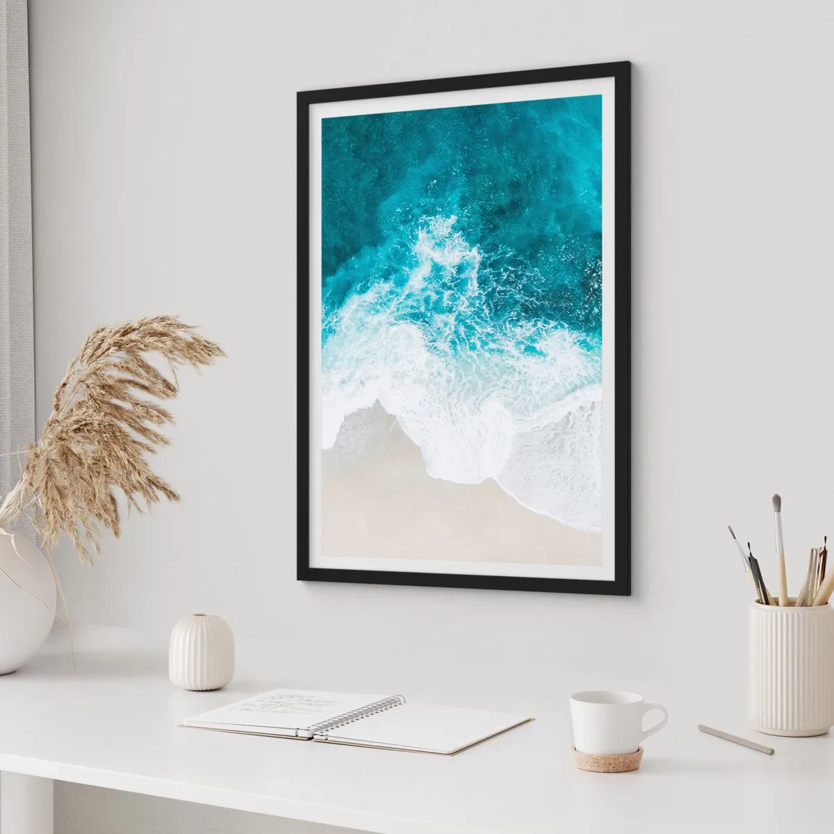 Plagát v čiernom ráme - Letecký pohľad na tyrkysové vlny narážajúce na piesočnatú pláž - 50x70cm - Prirodzené pohladenie - Moderná nástenná dekorácia do obývacej izby a spálne ARTTOR