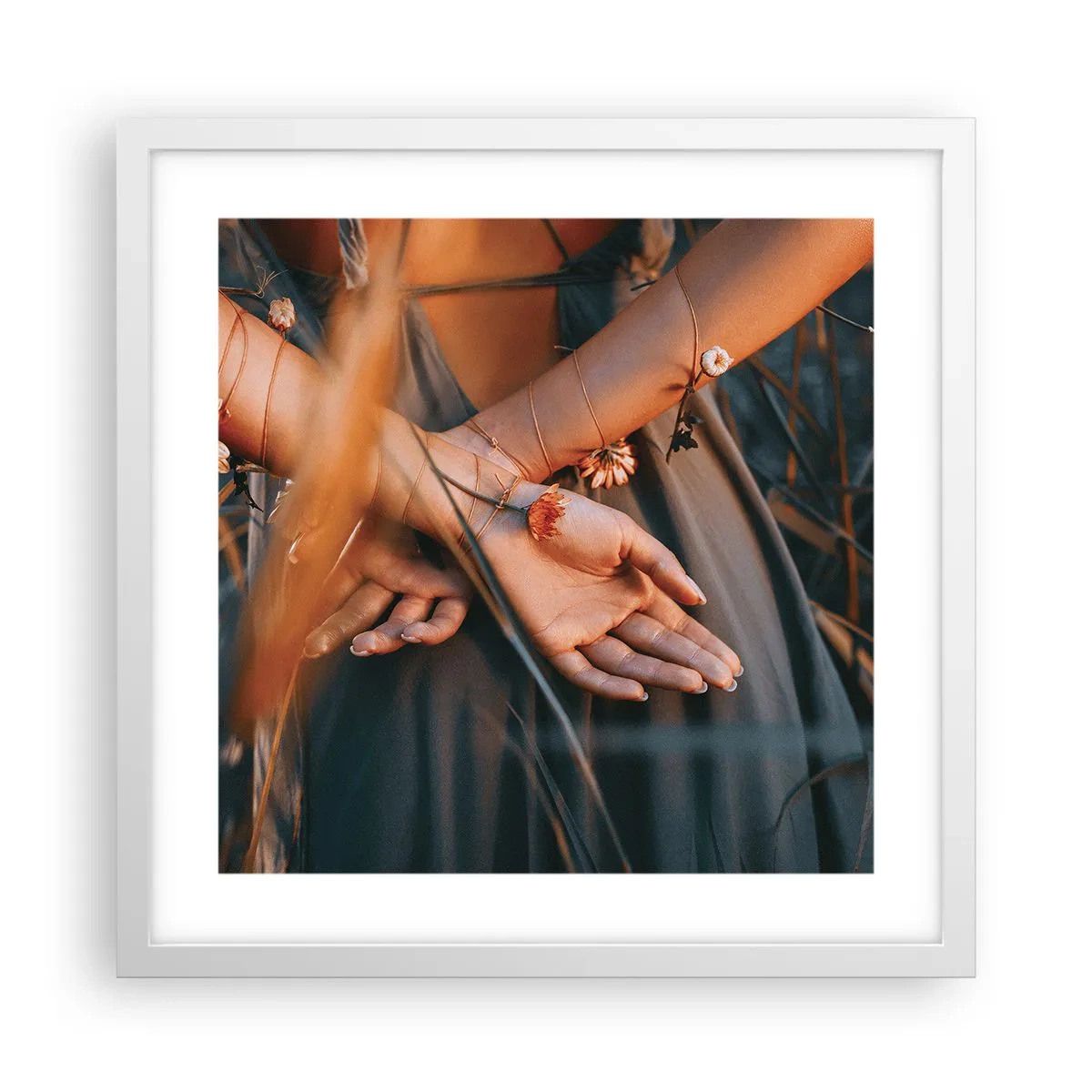 Plagát v bielom ráme - Prepojená s prírodou - 40x40 cm