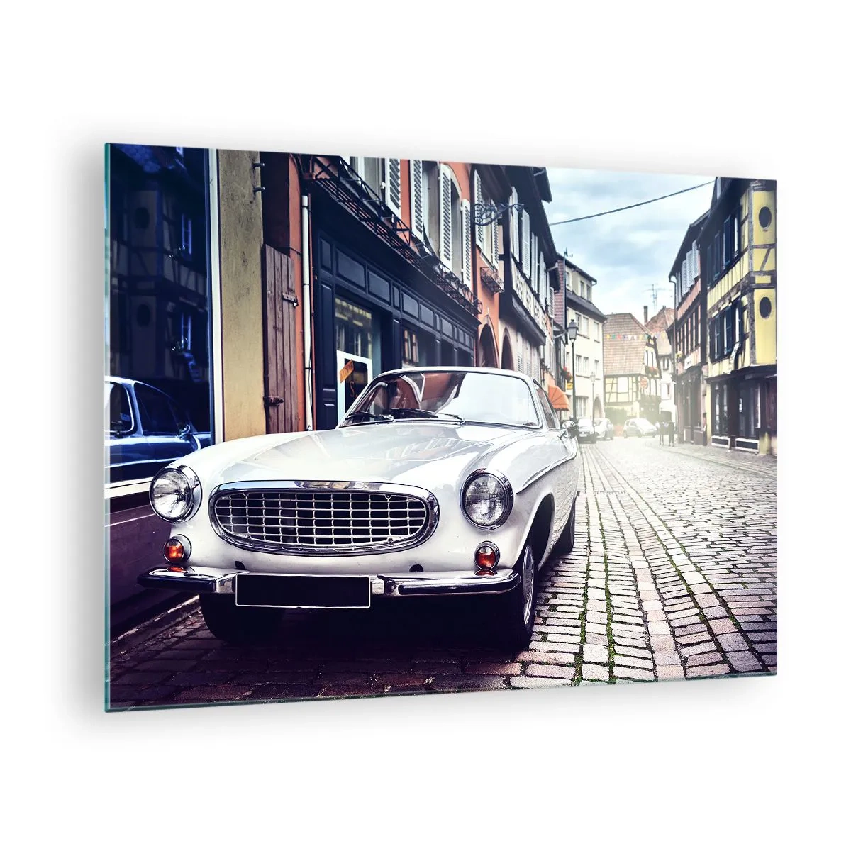 Obraz na skle - Biele klasické auto na pozadí historických budov - 70x50cm - Minulosť je dnes - Moderná nástenná dekorácia do obývacej izby a spálne ARTTOR