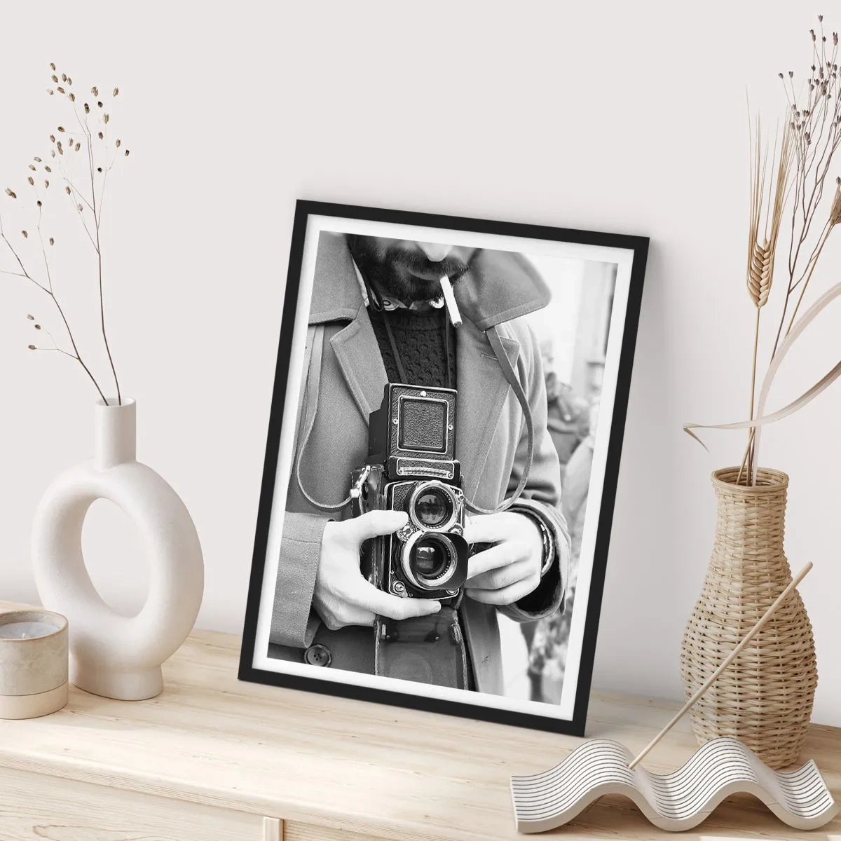 Plagát v čiernom ráme - Čiernobiely portrét muža s analógovým fotoaparátom - 50x70cm - V retro štýle - Moderná nástenná dekorácia do obývacej izby a spálne ARTTOR