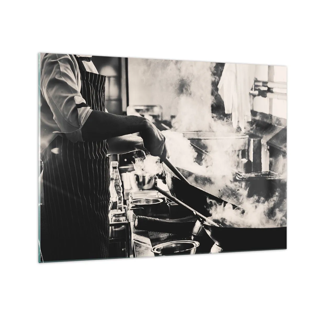 Obraz na skle - Šéfkuchár v akcii s panvicou v kuchyni plnej pary - 70x50cm - Alchýmia chutí - Moderná nástenná dekorácia do obývacej izby a spálne ARTTOR