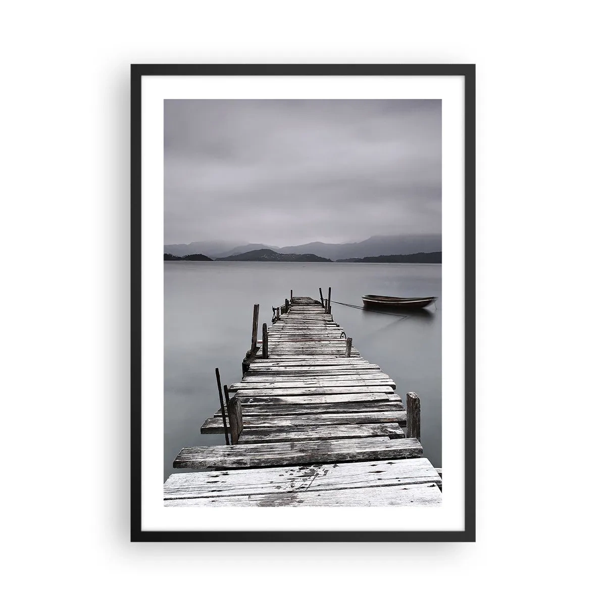 Plagát v čiernom ráme - Staré mólo s loďkou na pokojnej vode - 50x70cm - Zajtra môžeš vyraziť - Moderná nástenná dekorácia do obývacej izby a spálne ARTTOR