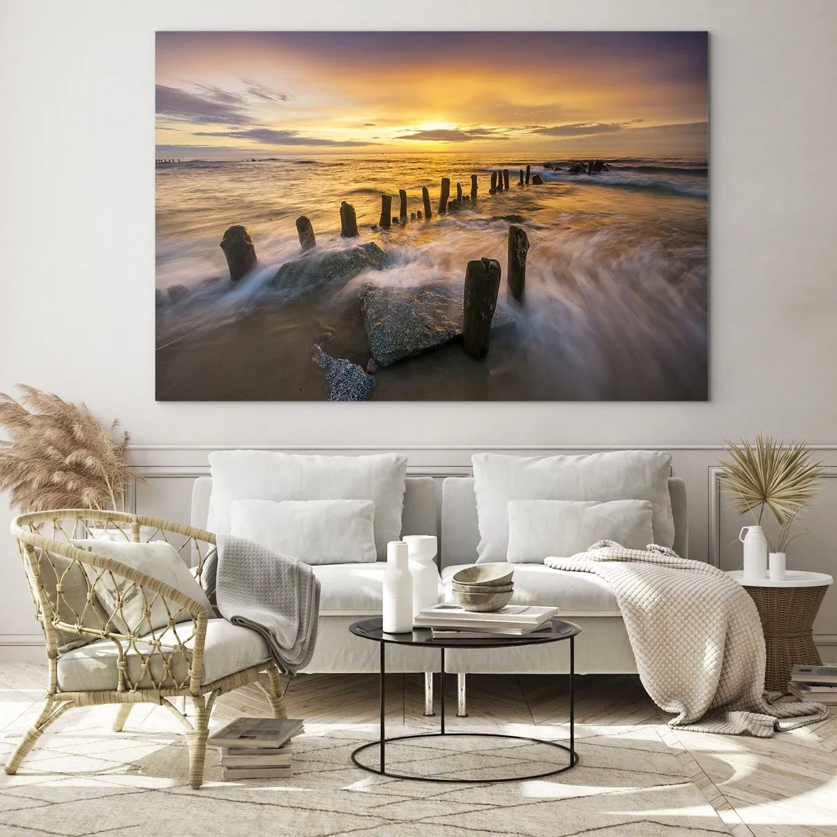 Obraz na skle - Západ slnka nad morom s drevenými piliermi na pláži - 70x50cm - Drsná krása Baltského mora - Moderná nástenná dekorácia do obývacej izby a spálne ARTTOR