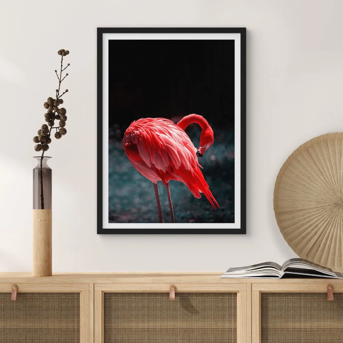 Plagát v čiernom ráme - Červený plameniak na tmavom pozadí, nenápadne otočený k sebe. - 50x70cm - Karmínová báseň prírody - Moderná nástenná dekorácia do obývacej izby a spálne ARTTOR