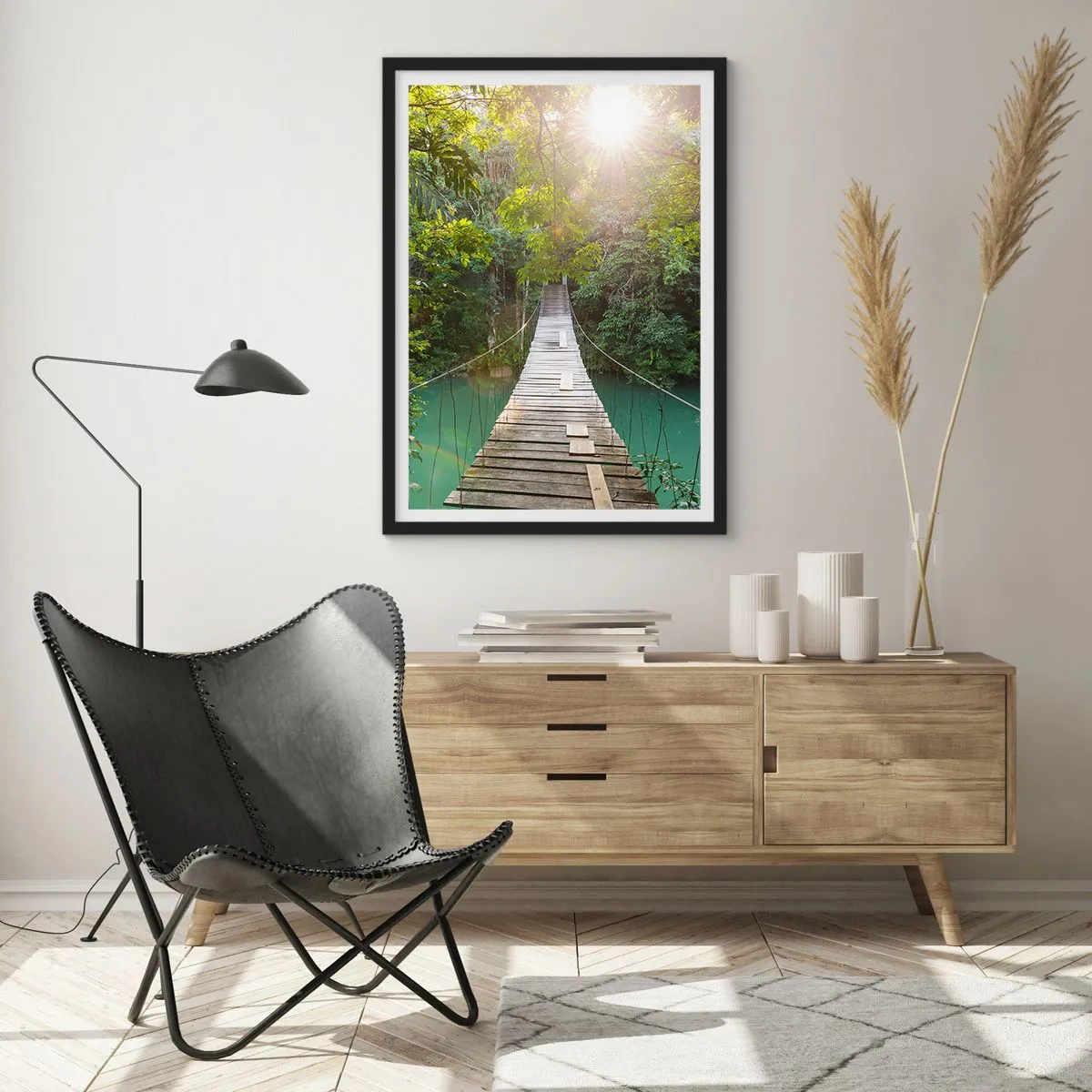 Plagát v čiernom ráme - Drevený most v tropickom lese so slnečnými lúčmi - 50x70cm - Nad azúrovou vodou do azúrového lesa - Moderná nástenná dekorácia do obývacej izby a spálne ARTTOR