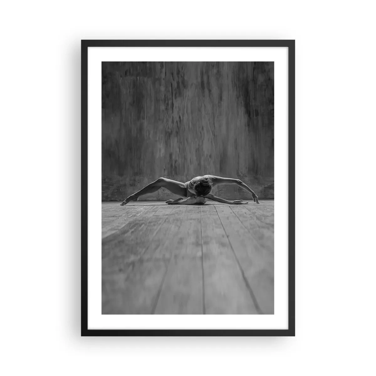 Plagát v čiernom ráme - Tanečník v umeleckej póze na drevenom javisku - 50x70cm - Nájdená symetria - Moderná nástenná dekorácia do obývacej izby a spálne ARTTOR