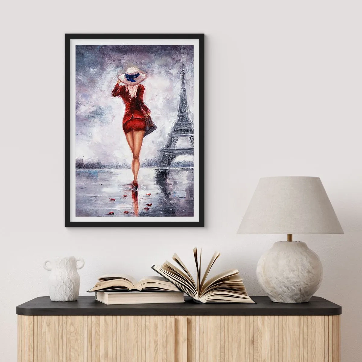 Plagát v čiernom ráme - Žena v červených šatách kráčajúca k Eiffelovej veži - 50x70cm - Parížske symboly - Moderná nástenná dekorácia do obývacej izby a spálne ARTTOR