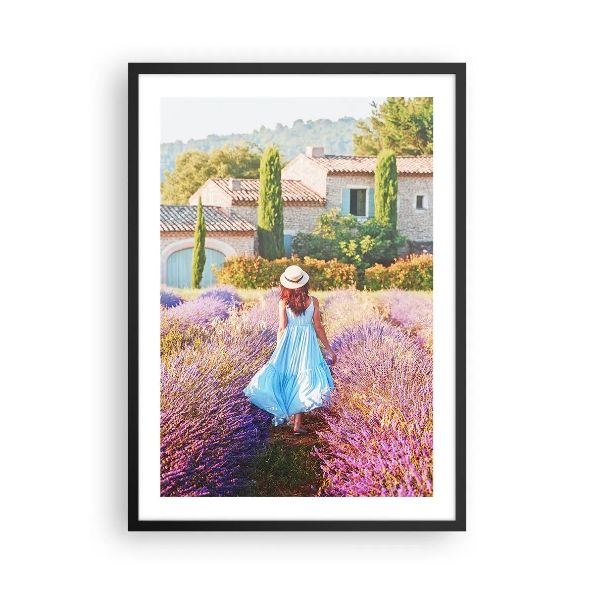 Plagát v čiernom ráme - Žena v modrých šatách prechádza cez levanduľové pole. - 50x70cm - Levanduľové dievča - Moderná nástenná dekorácia do obývacej izby a spálne ARTTOR