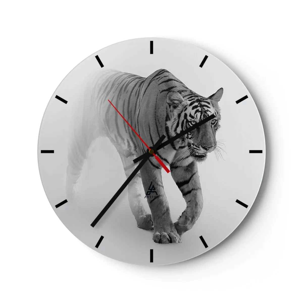 Nástenné hodiny - Realistický tiger v monochromatickom štýle na bielom pozadí - 30x30cm - Prikrčený v hmle - Moderná nástenná dekorácia do obývacej izby, kuchyne a spálne ARTTOR