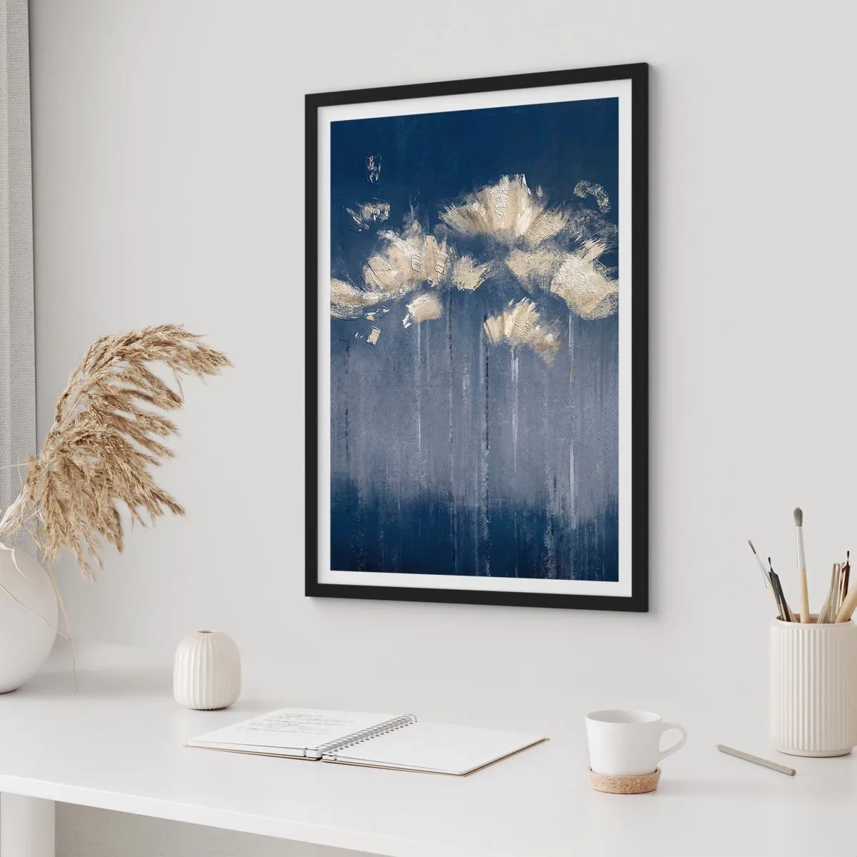 Plagát v čiernom ráme - Zlaté abstraktné kvety na tmavo modrom pozadí - 50x70cm - Ako okvetné lístky vo vetre - Moderná nástenná dekorácia do obývacej izby a spálne ARTTOR
