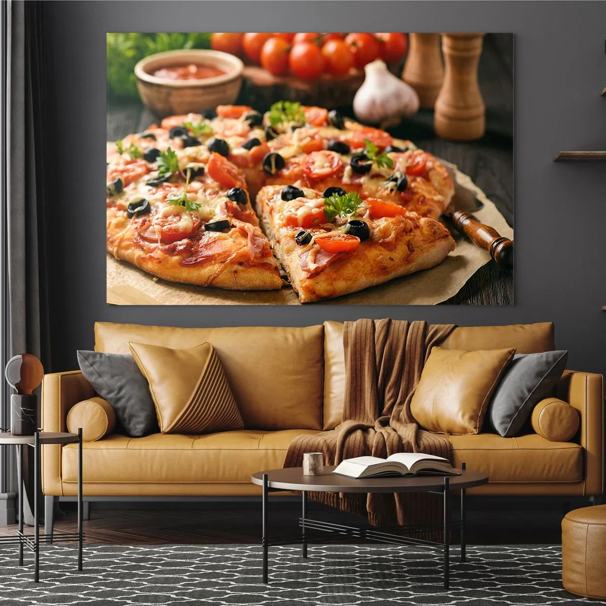 Obraz na skle - Chutná pizza s paradajkami, olivami a bylinkami - 70x50cm - Opäť si mal šťastie - Moderná nástenná dekorácia do obývacej izby a spálne ARTTOR