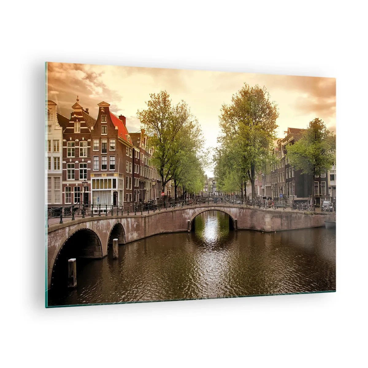 Obraz na skle - Kanál a most obklopené činžiakovými domami v Amsterdame - 70x50cm - Loďou alebo na bicykli? - Moderná nástenná dekorácia do obývacej izby a spálne ARTTOR