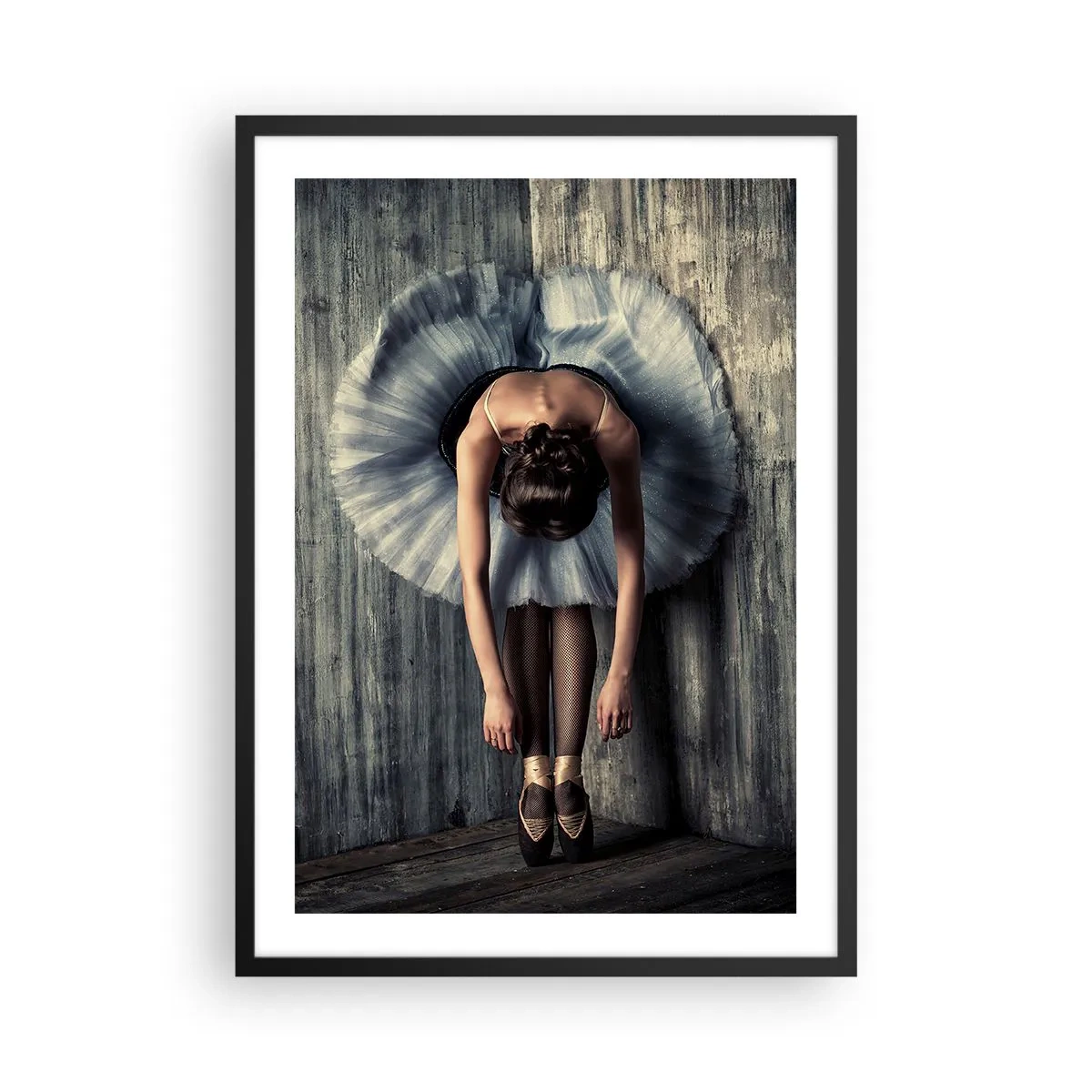 Plagát v čiernom ráme - Elegantná baletka v klasickej póze pri surovej stene. - 50x70cm - Keď dohrá hudba - Moderná nástenná dekorácia do obývacej izby a spálne ARTTOR