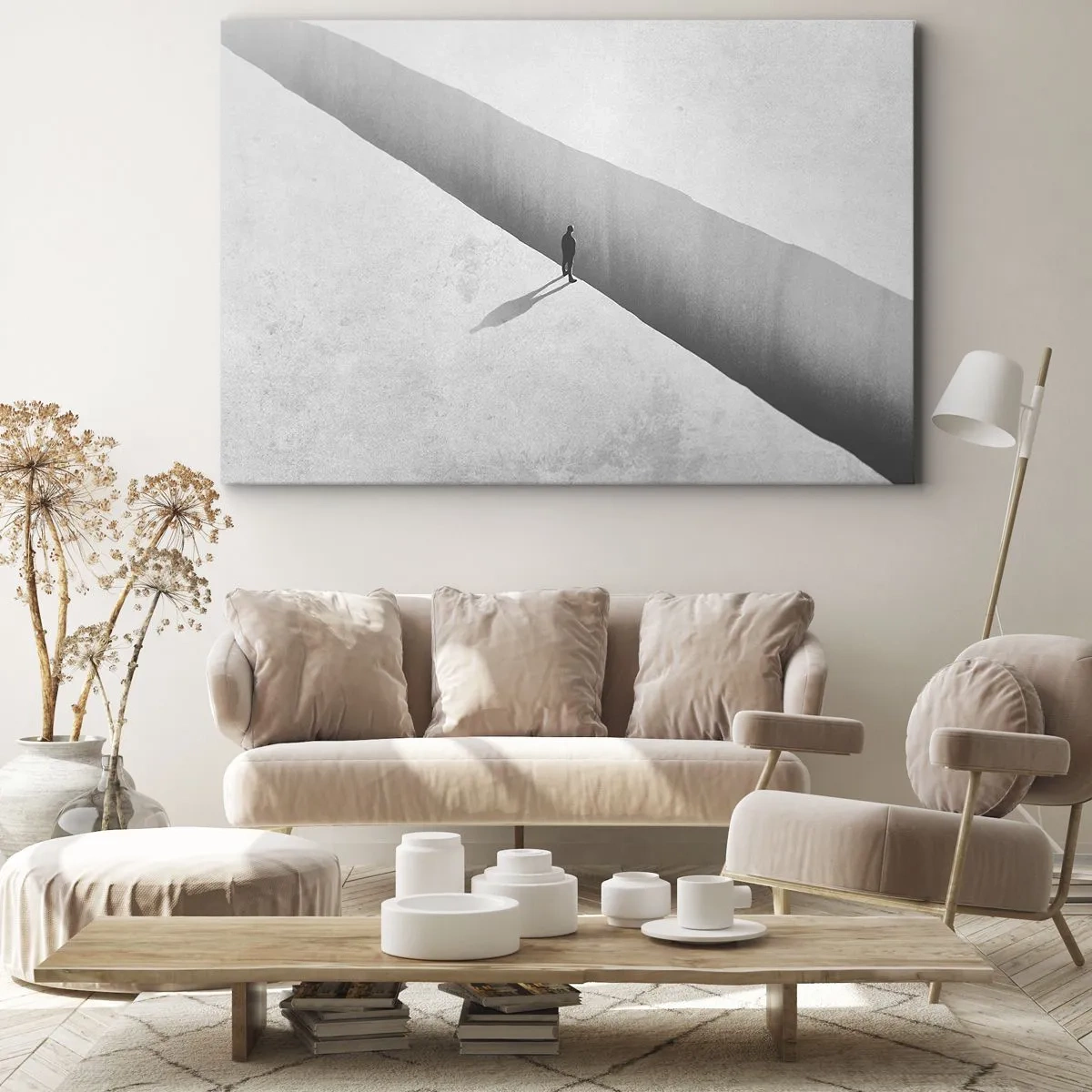 Obraz na plátne - Osamelá postava stojí nad hlbokou priepasťou v monochromatickom prostredí. - 70x50cm - Jasný cieľ - Moderná nástenná dekorácia do obývacej izby a spálne ARTTOR