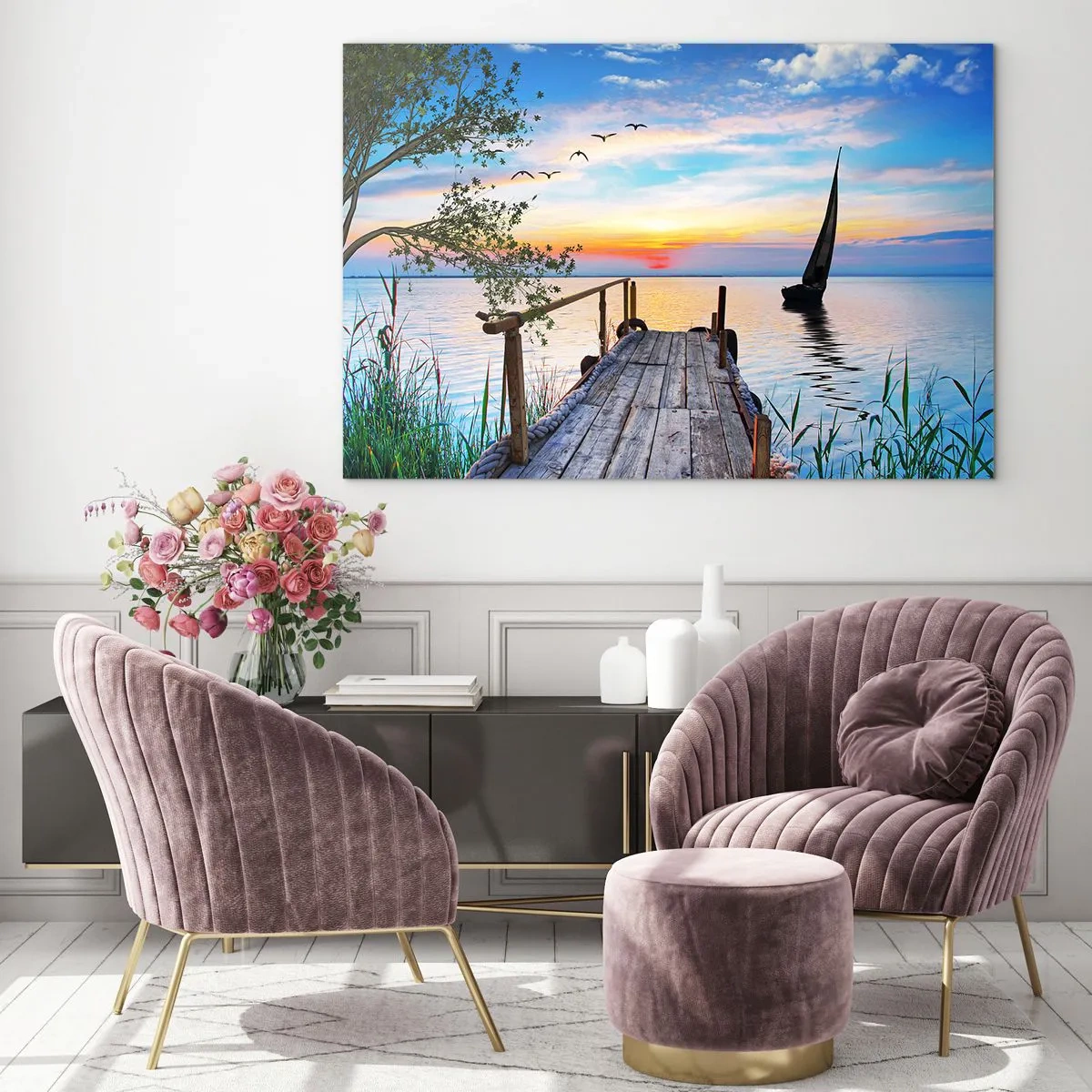 Obraz na skle - Mólo pri jazere pri západe slnka s plachetnicou v pozadí - 70x50cm - Dobrý večer - Moderná nástenná dekorácia do obývacej izby a spálne ARTTOR
