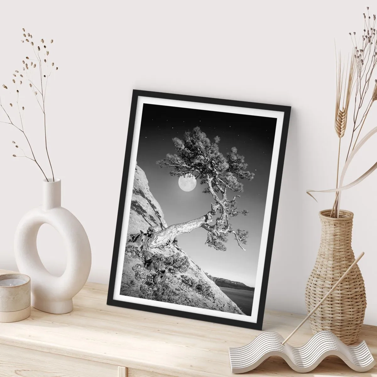 Plagát v čiernom ráme - Osamelý strom na kopci s splnom v pozadí, nočná krajina - 50x70cm - Víťazná bojovníčka - Moderná nástenná dekorácia do obývacej izby a spálne ARTTOR