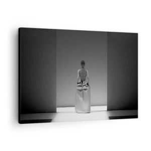 Obraz na plátne - Čiernobiela maľba s minimalistickým výjavom ženy v geometrickom priestore. - 70x50cm - Rafinovaná jednoduchosť - Moderná nástenná dekorácia do obývacej izby a spálne ARTTOR