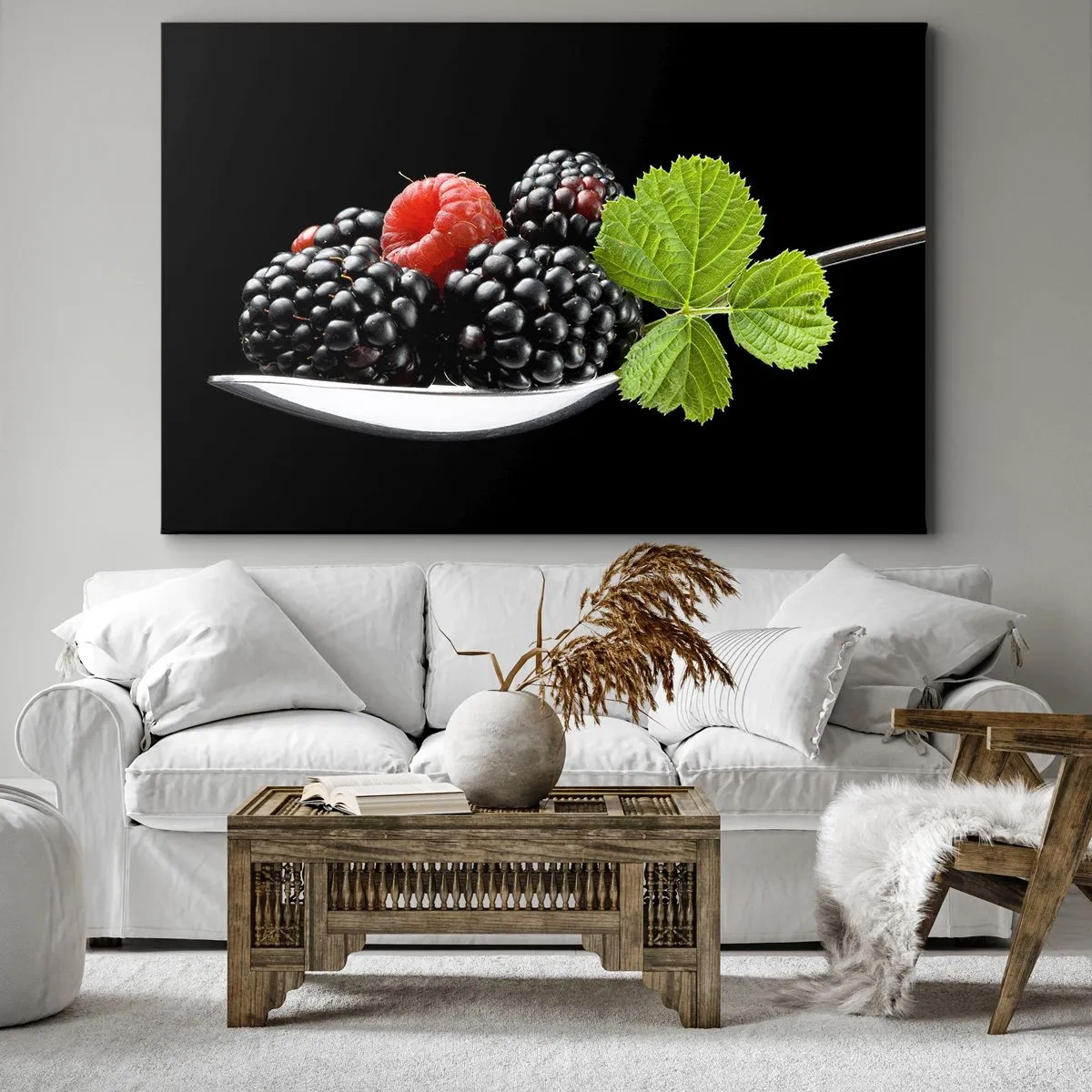 Obraz na plátne - Černice a maliny na lyžičke s listom na čiernom pozadí - 70x50cm - Chuť sviežosti - Moderná nástenná dekorácia do obývacej izby a spálne ARTTOR