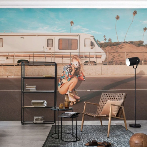 Fototapeta Premium Canvas - Usmejte sa! - Krajina, Camper, Žena - 400x280 cm