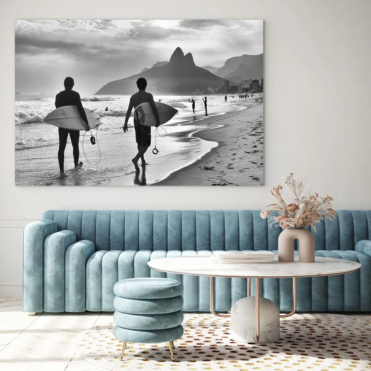 Obraz na skle - Surferi na pláži s doskami, čiernobiele zloženie - 70x50cm - Samba na jednu vlnu - Moderná nástenná dekorácia do obývacej izby a spálne ARTTOR