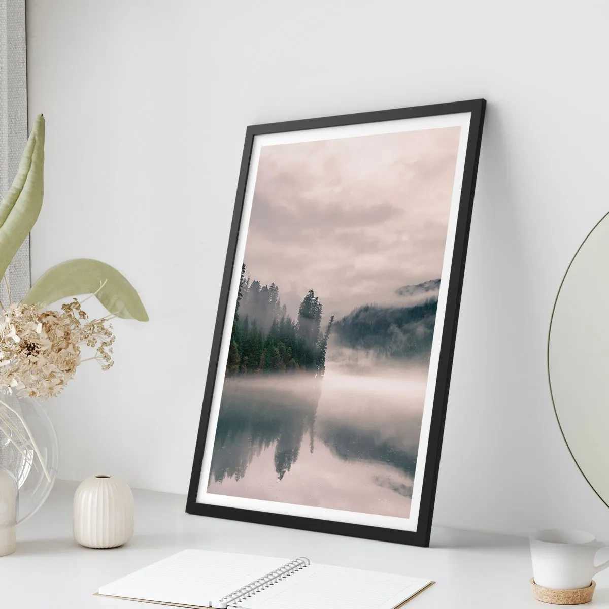 Plagát v čiernom ráme - Hmlistý les sa odráža v pokojnej hladine jazera - 50x70cm - V zamyslení, v hmle - Moderná nástenná dekorácia do obývacej izby a spálne ARTTOR