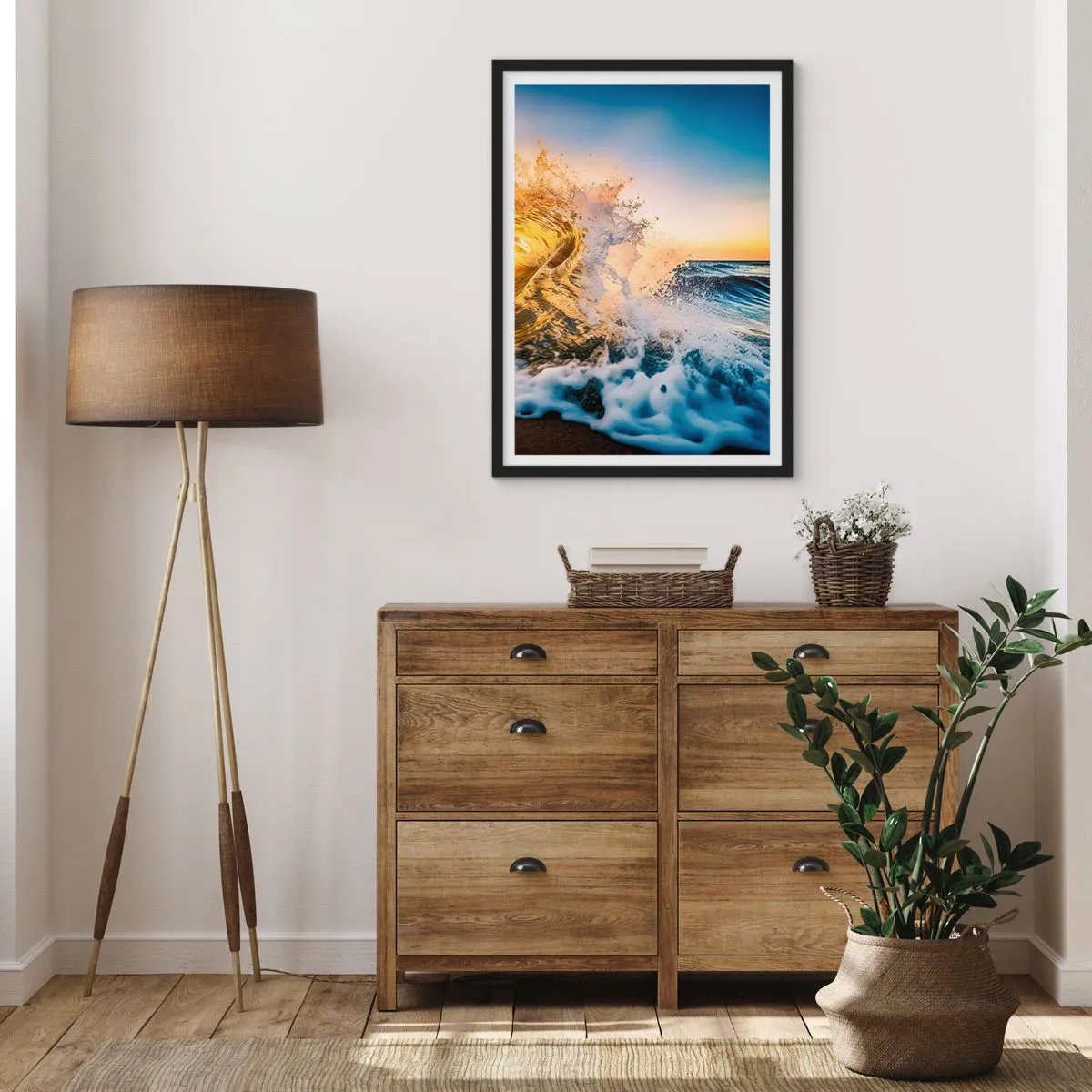 Plagát v čiernom ráme - Dynamická morská vlna narážajúca na pobrežie pri západe slnka - 50x70cm - Hra v piesku - Moderná nástenná dekorácia do obývacej izby a spálne ARTTOR